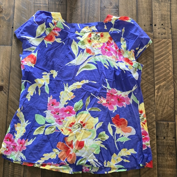 NWT Floral Shirt - Perfect For Summer - Picture 5 of 5